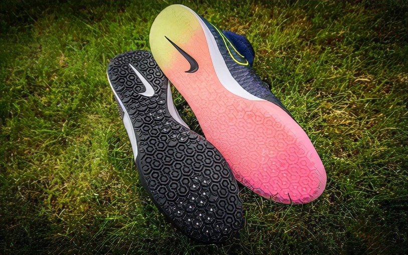 如何选择适合脚型的足球鞋,选一双适合的足球鞋