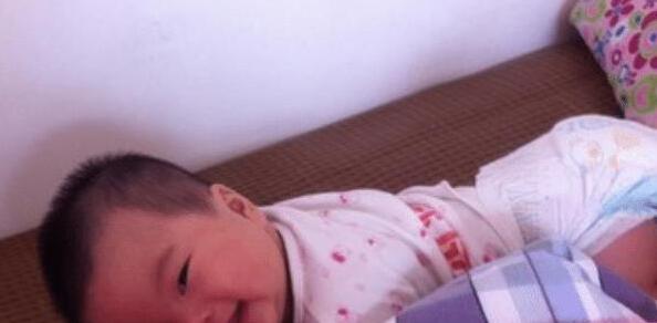 宝宝掉下床不能乱抱，妈妈该怎么办？