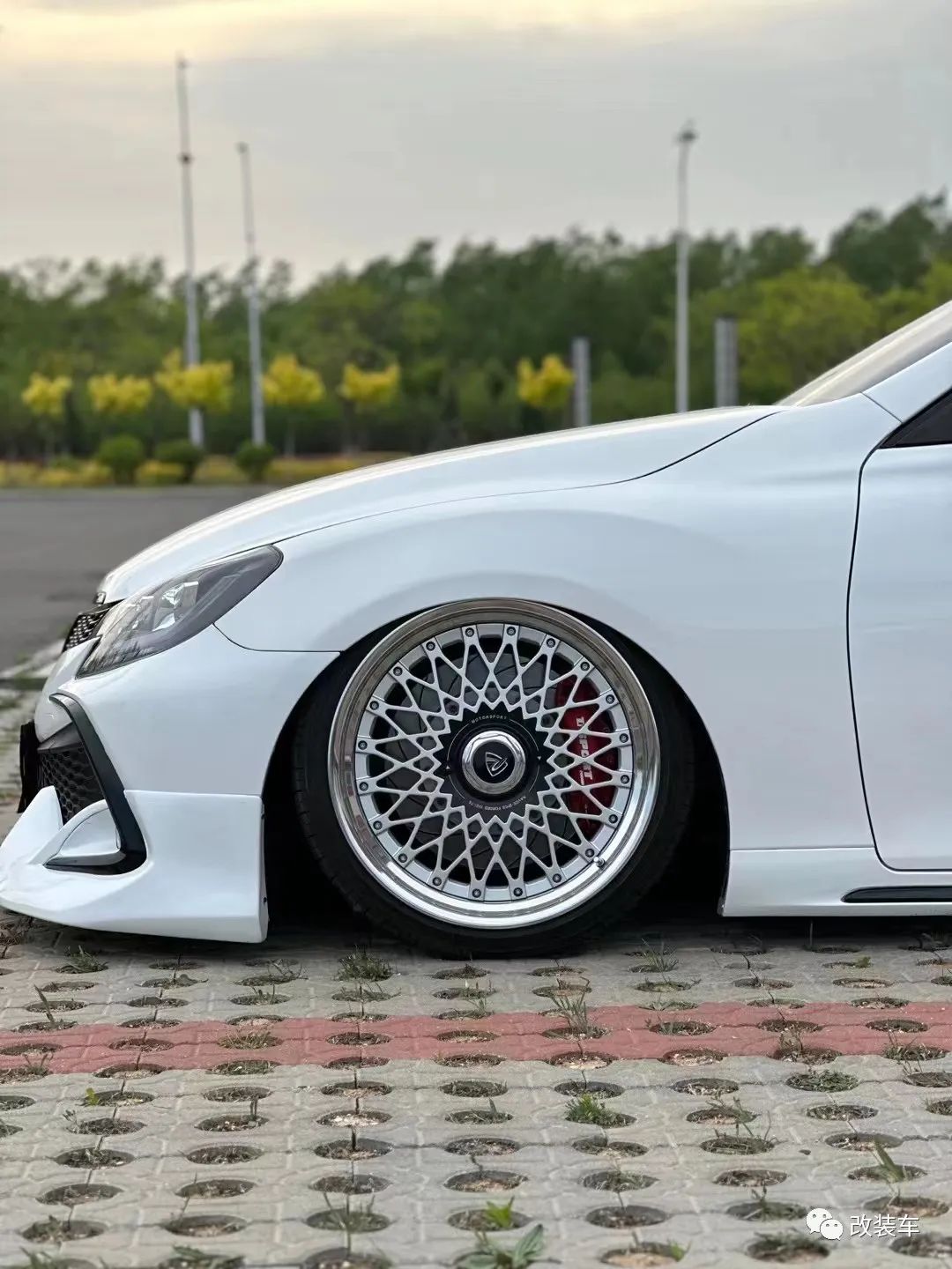 被打断腿的丰田锐志大后超，只要改得帅阿珍跑不掉