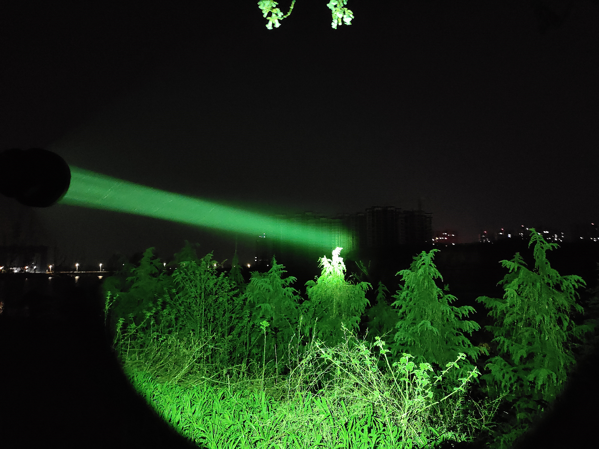 双光源任切换，千米光柱一线天！CYANSKYH5GT远射手电体验