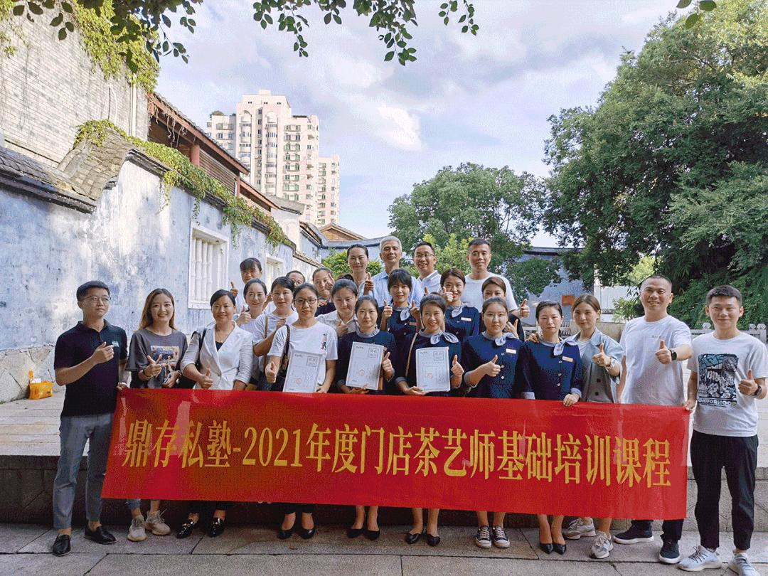 营收几乎翻倍门店数超越星巴克,销量暴增的茶饮