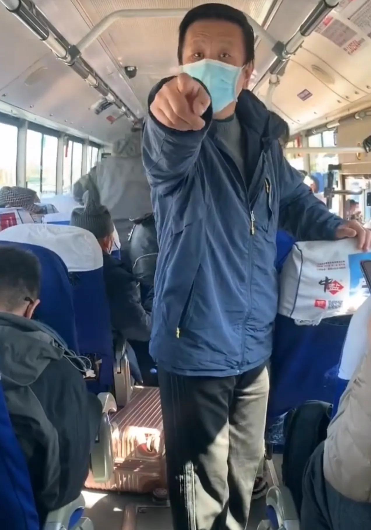 我们是110开头的！北京两男子抢走老人和孩子公交座，大秀优越感