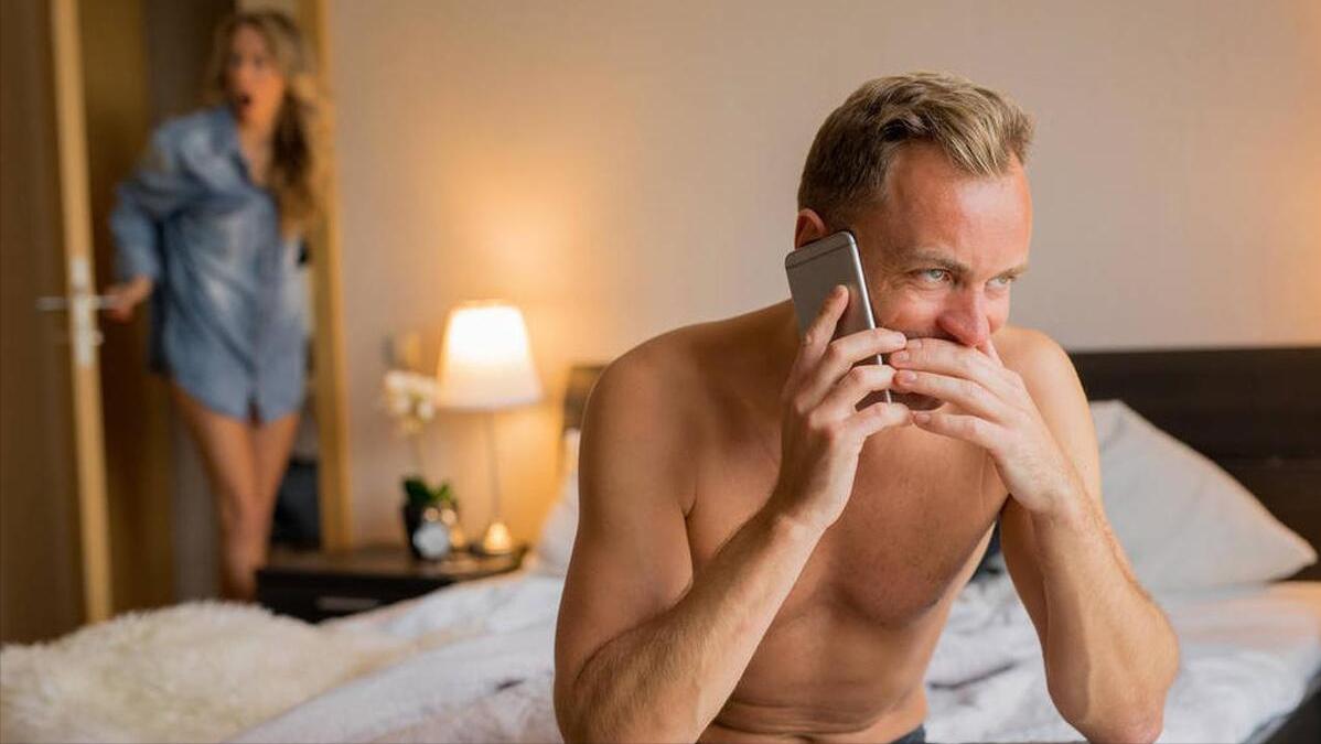 男性后背有一块发黑是怎么回事,中年男性脸色暗沉发黑什么原因