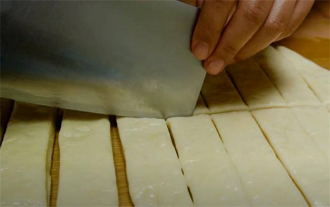 福州空心油条怎么做到蓬松酥脆,油条的家常做法酥脆松软简单好吃