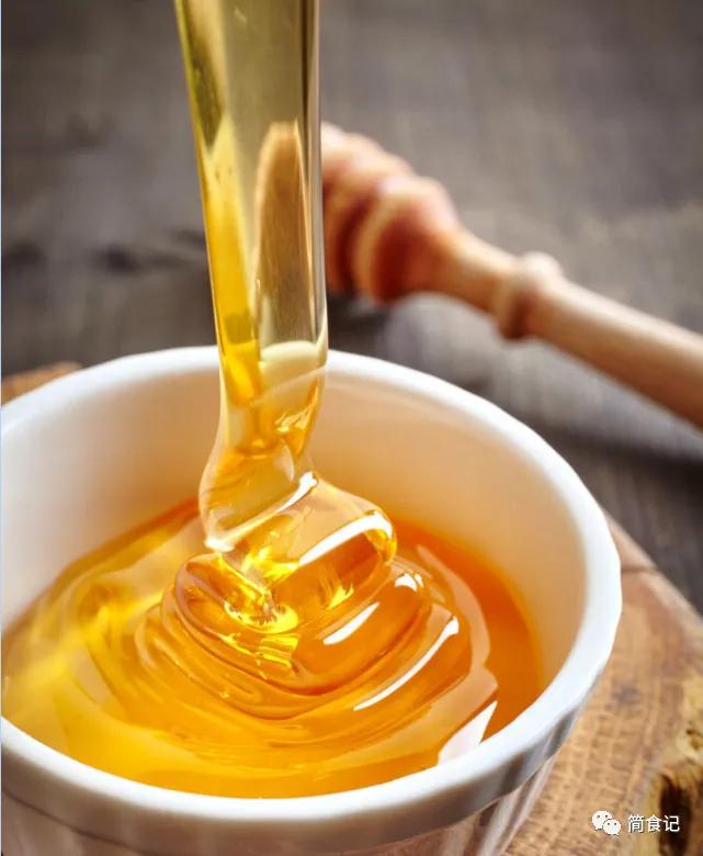 如何用水辨别真假蜂蜜教你一招,怎么辨别真假蜂蜜假蜂蜜不能喝