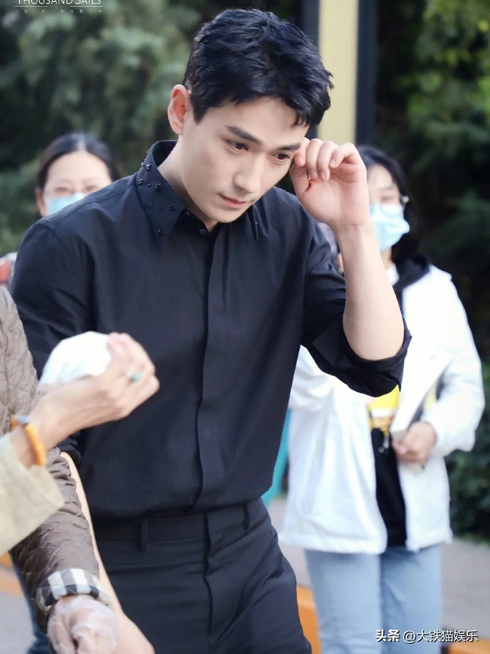 穿黑衣服的帅哥明星,10大穿白衬衫最好看的男明星