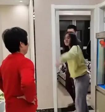 来儿子家养老,大妈想掌管小两口工资,儿子忍无可忍把她送回老家