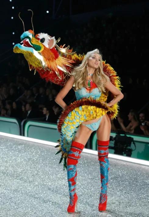 回看维密秀幺蛾子乱飞，蜘蛛精、奇怪中国风，超模也救不了的时尚