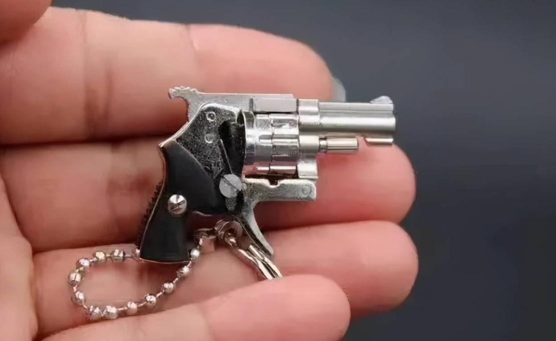 男子卖4厘米枪形钥匙扣案,男子售卖枪形钥匙扣被判刑