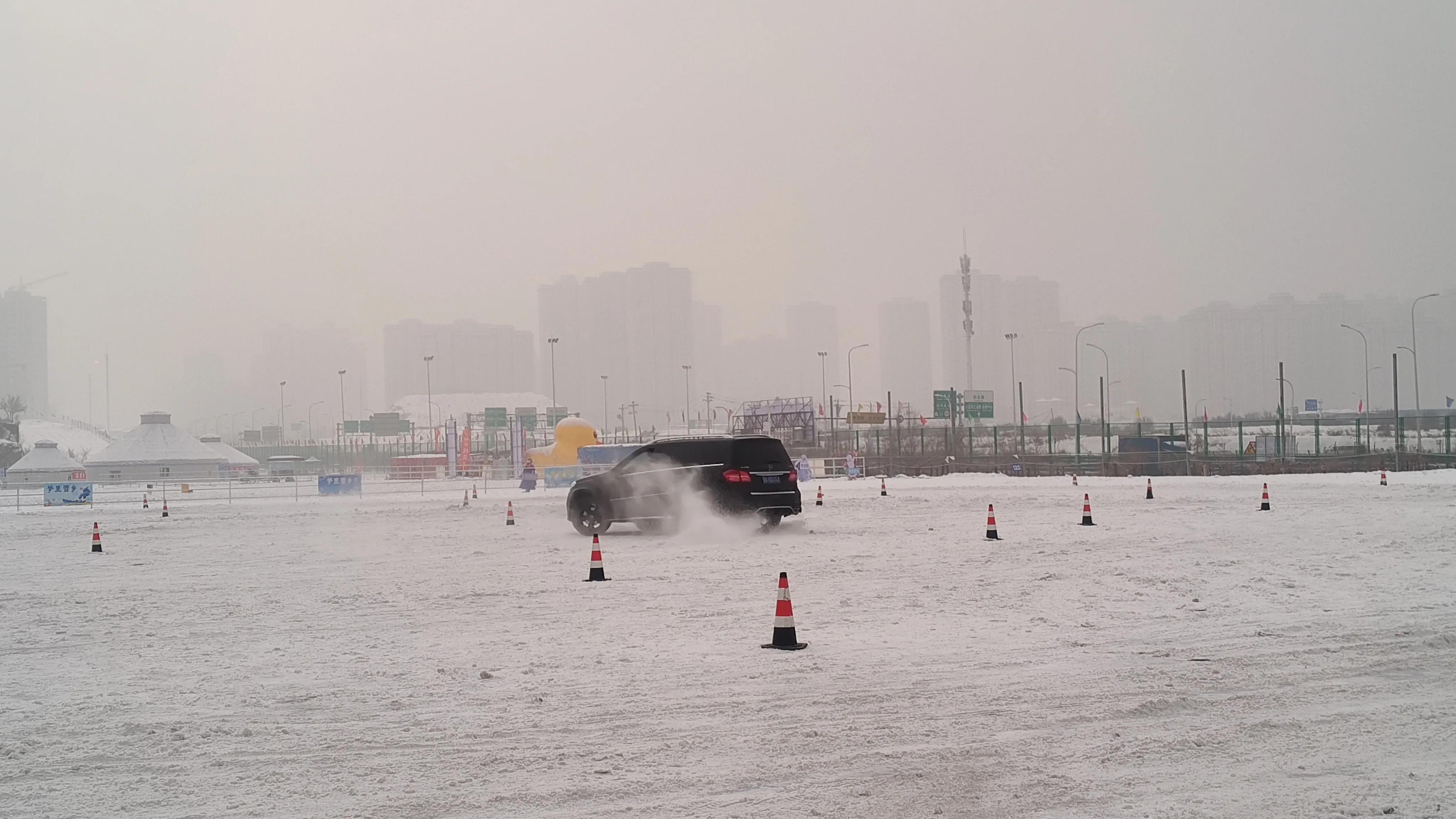 乌鲁木齐1413文化体育产业园汽车冰雪漂移上演“激情与速度”