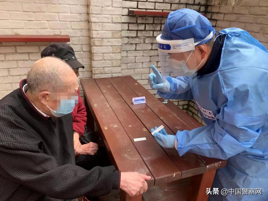 【疫情当前警察不退】上海600多支公安“社区帮困先锋队”活跃在全市抗疫一线关爱特困人群彰显“公安温度”