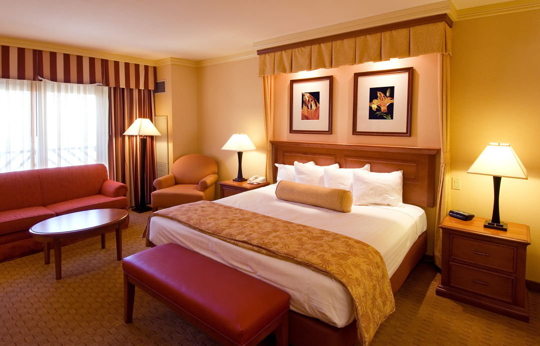 夫妻二人住酒店会被抓吗,住酒店登记身份证会核实什么