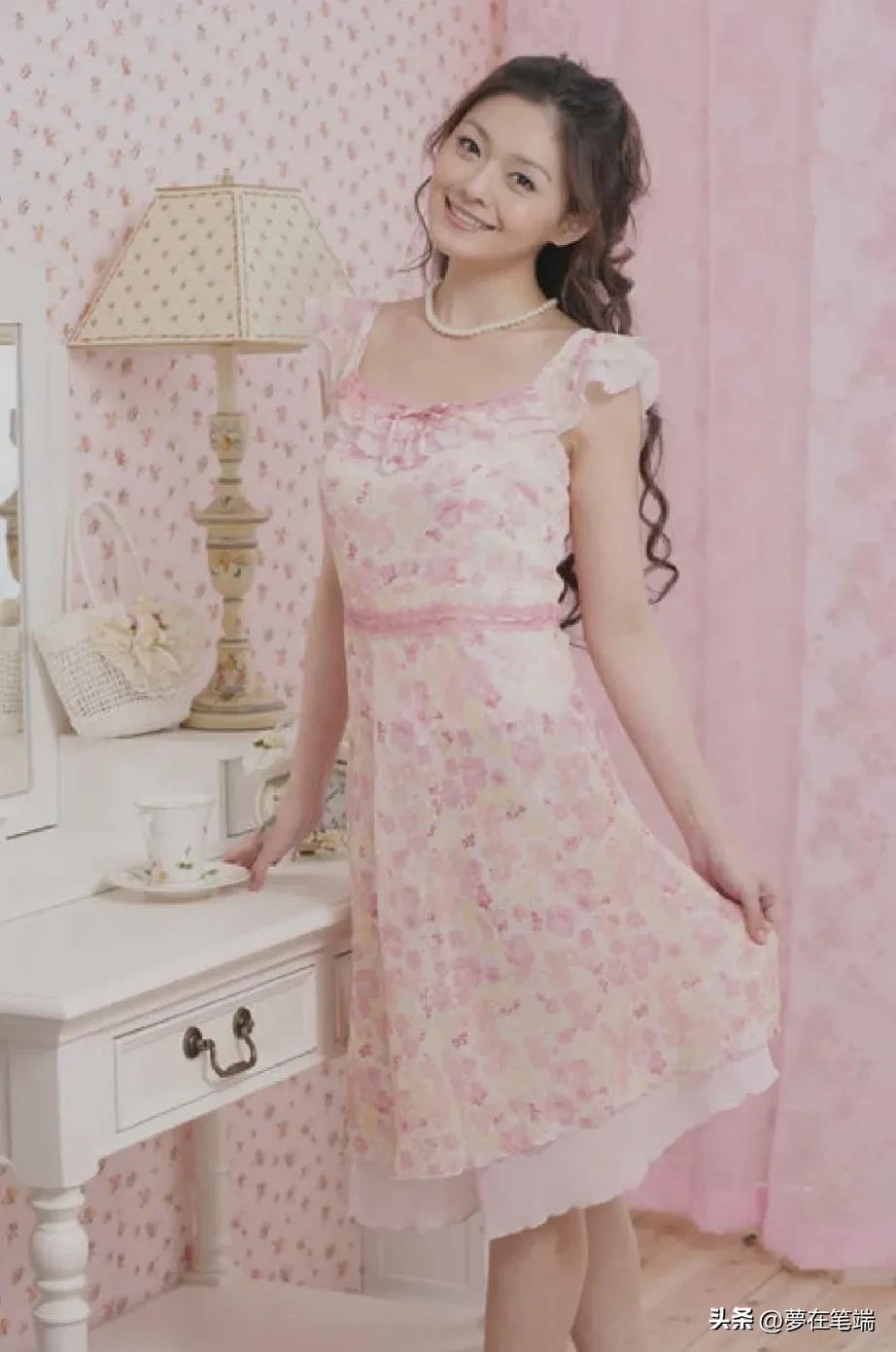 如今很多人吐槽大S穿阿依莲的衣服很土,其实那时的大S很甜美淑女