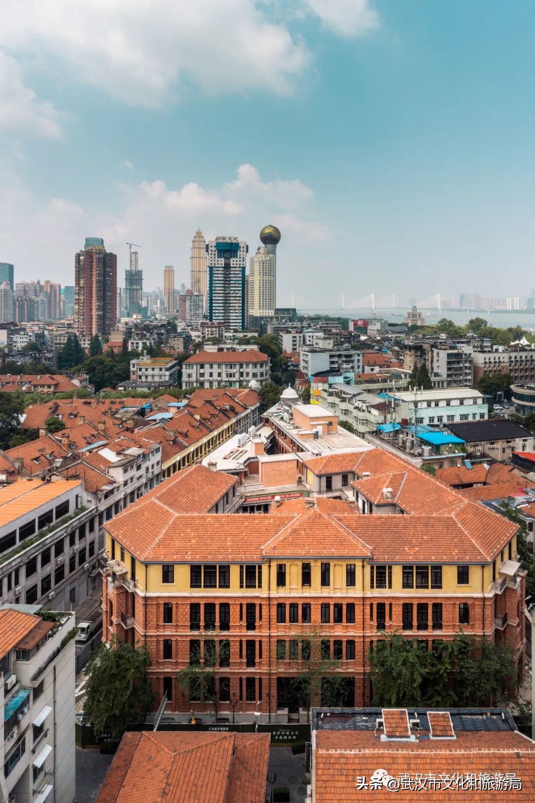 武汉人在江边,一个人在武汉江边