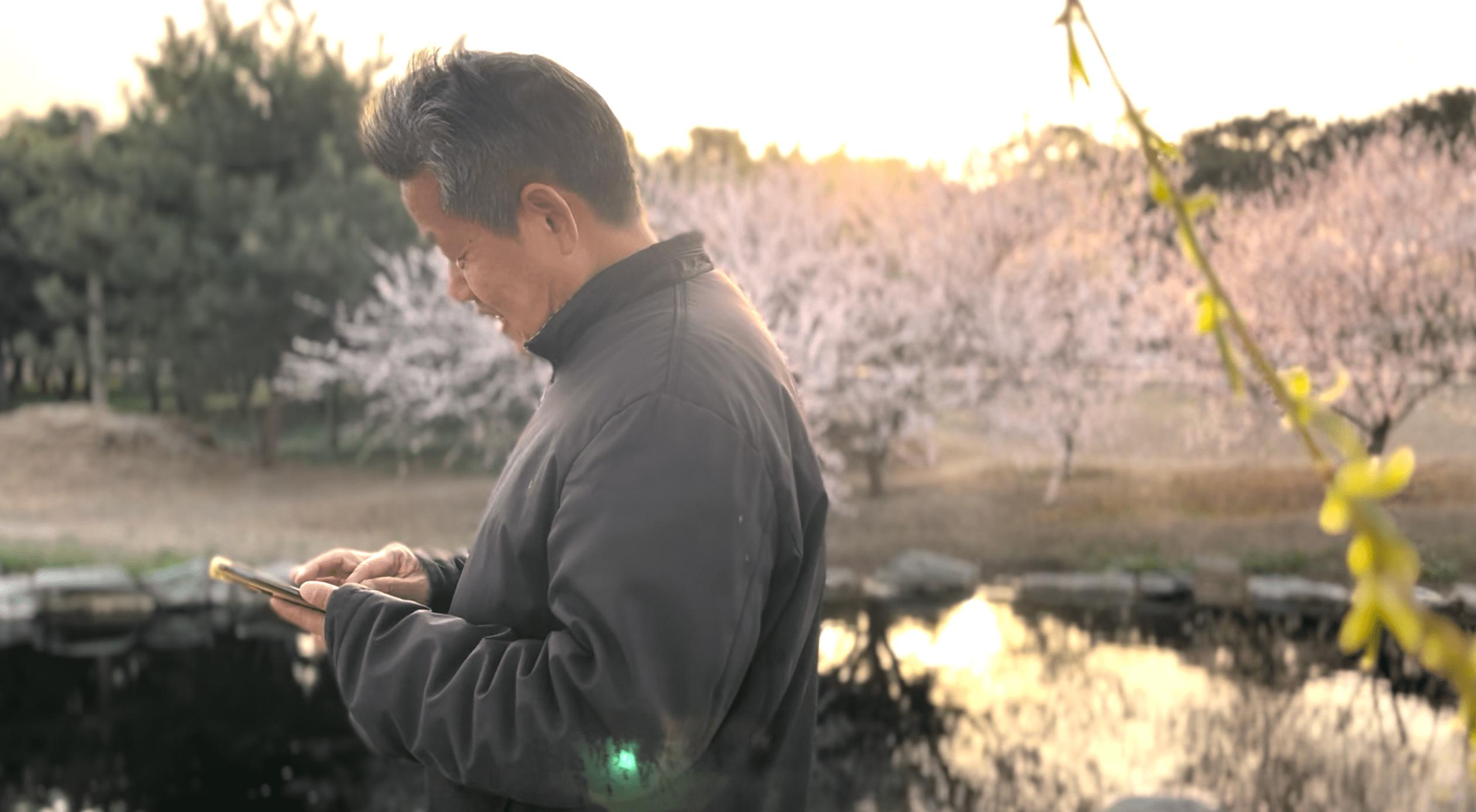 56岁“孤独指挥家”意外走红妻子是清华职工一直想让他当教授