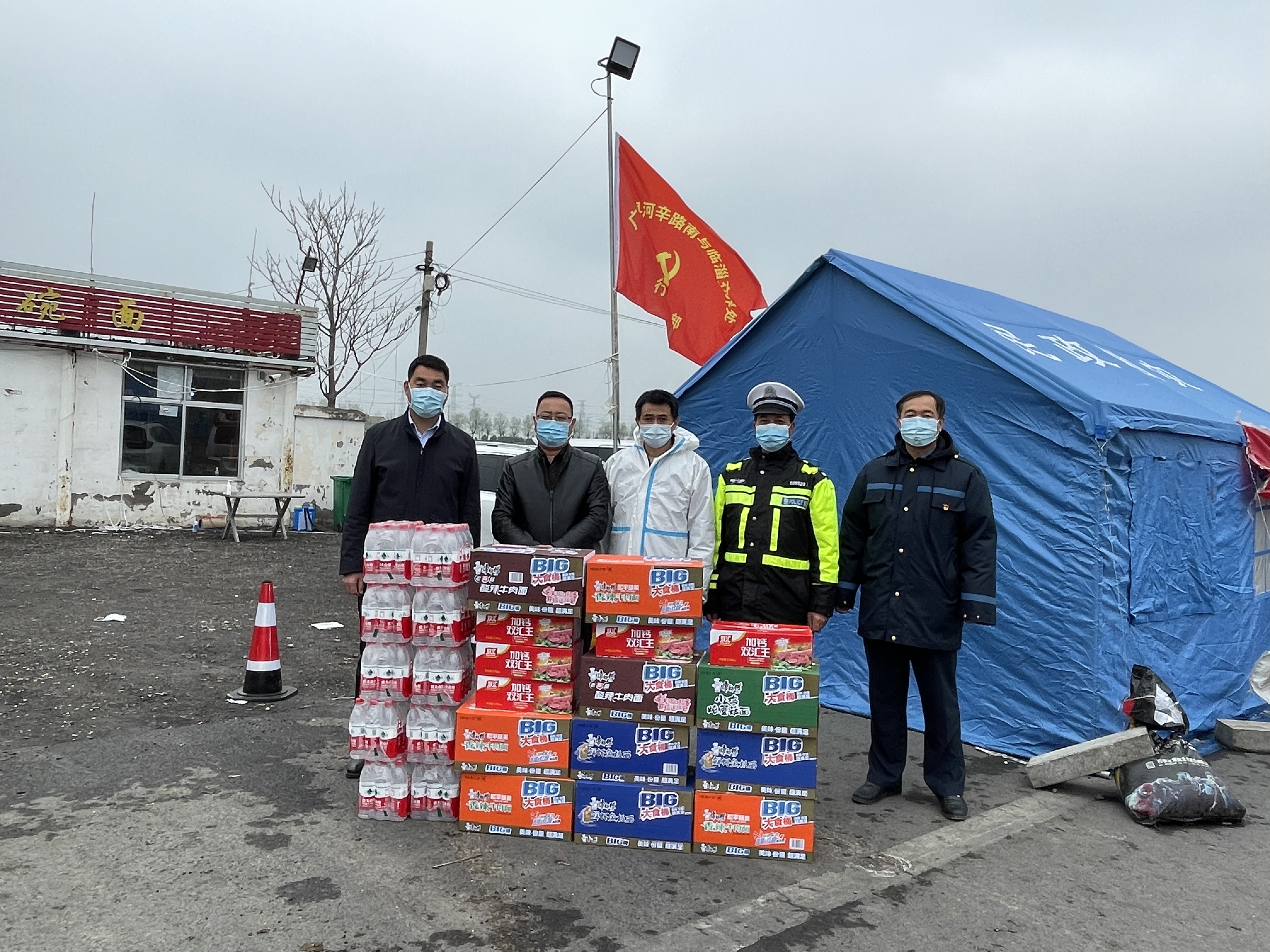 情系一线共抗疫情,情暖疫线携手抗疫温暖同行