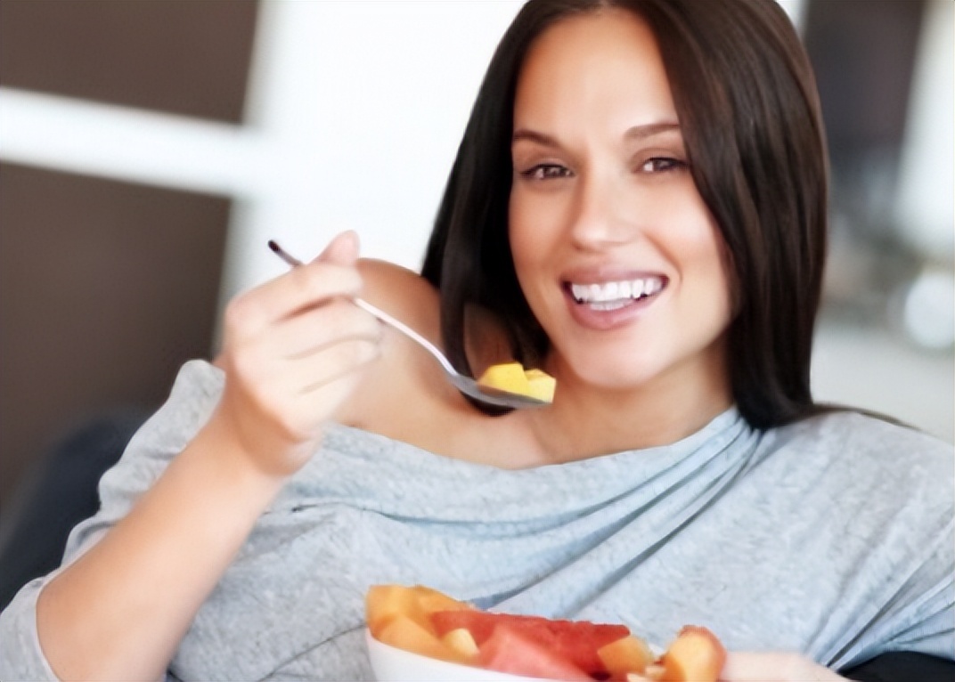 女生月经期间尿血是怎么回事,女孩第一次来月经怎么是褐色的