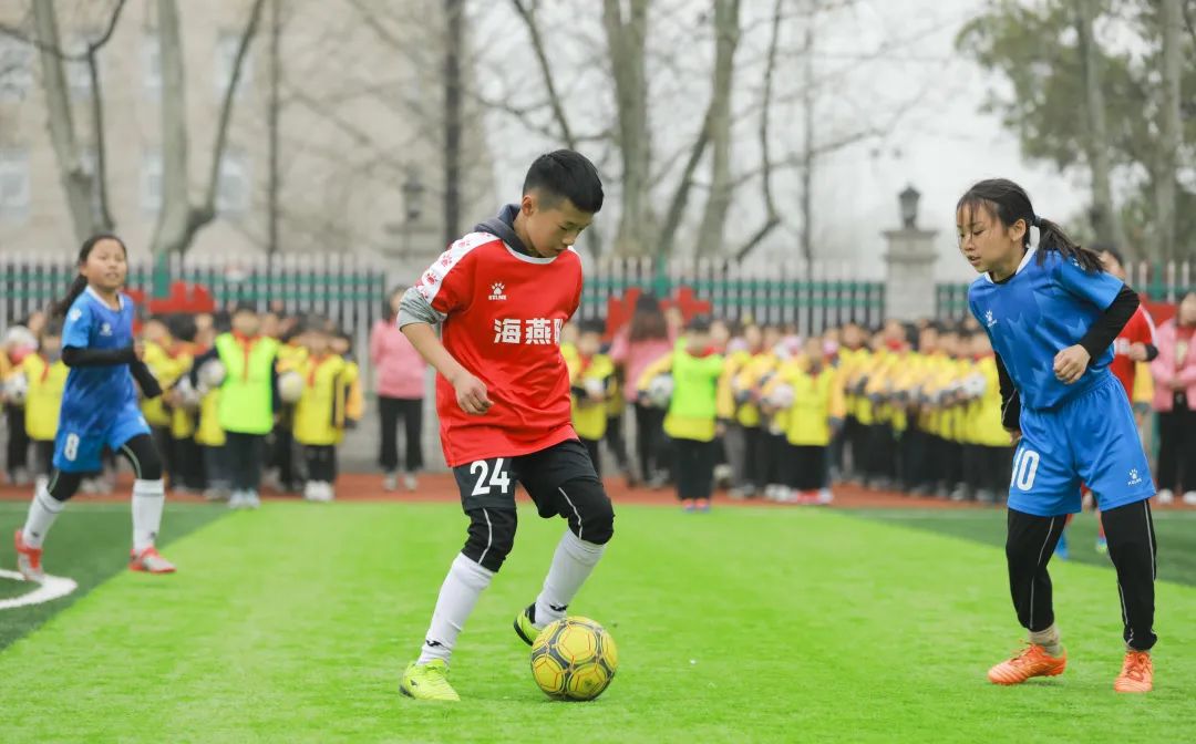 校园足球联赛拉开了帷幕,校园足球联赛圆满落下帷幕