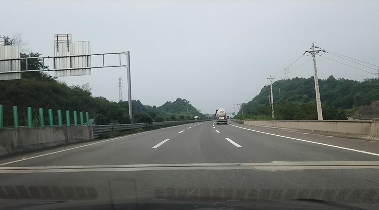 正确的踩刹车方法图解,正确踩刹车的方法与技巧