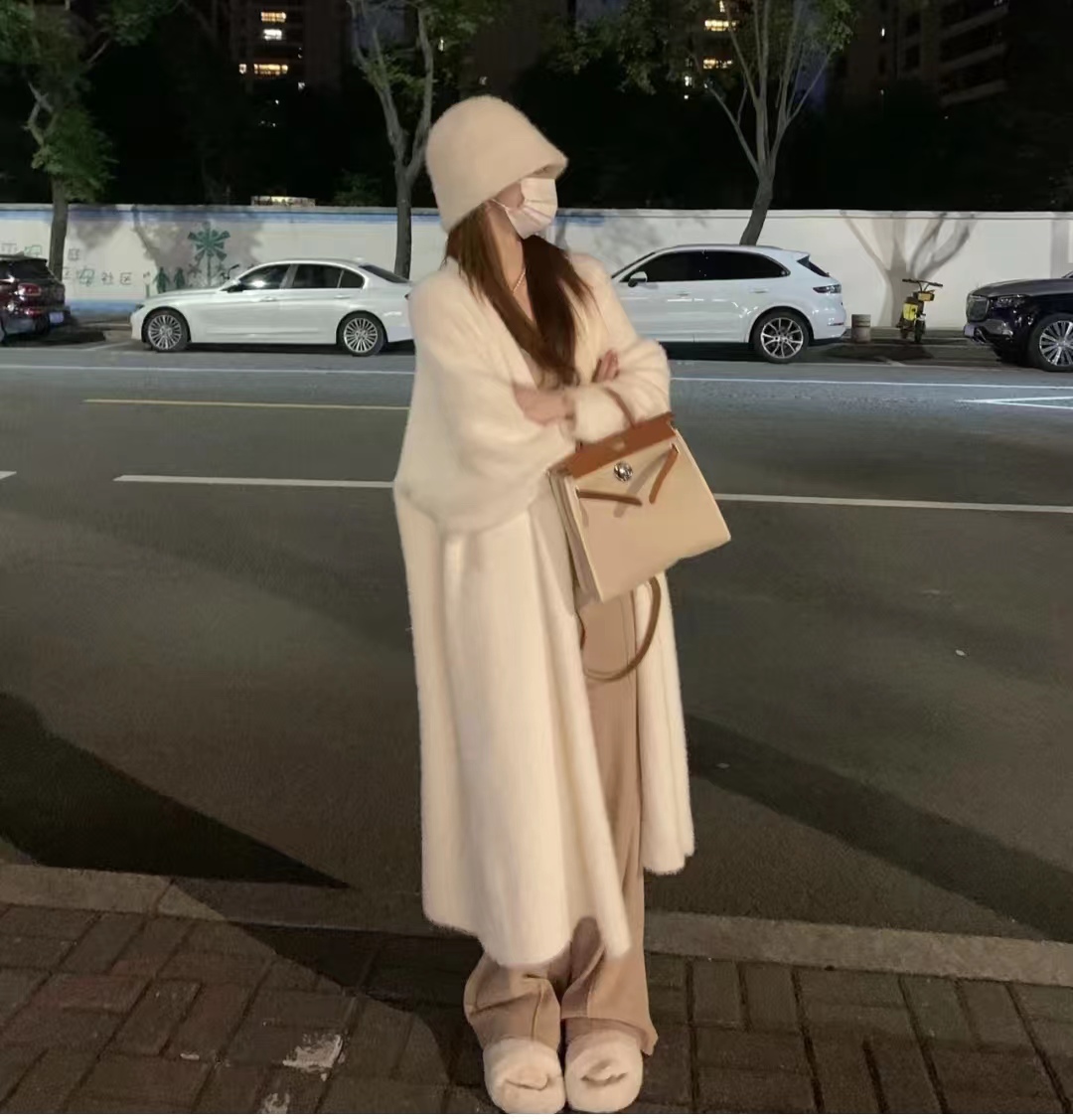 白色搭什么颜色最好看冬季女士,秋冬搭配什么颜色显白