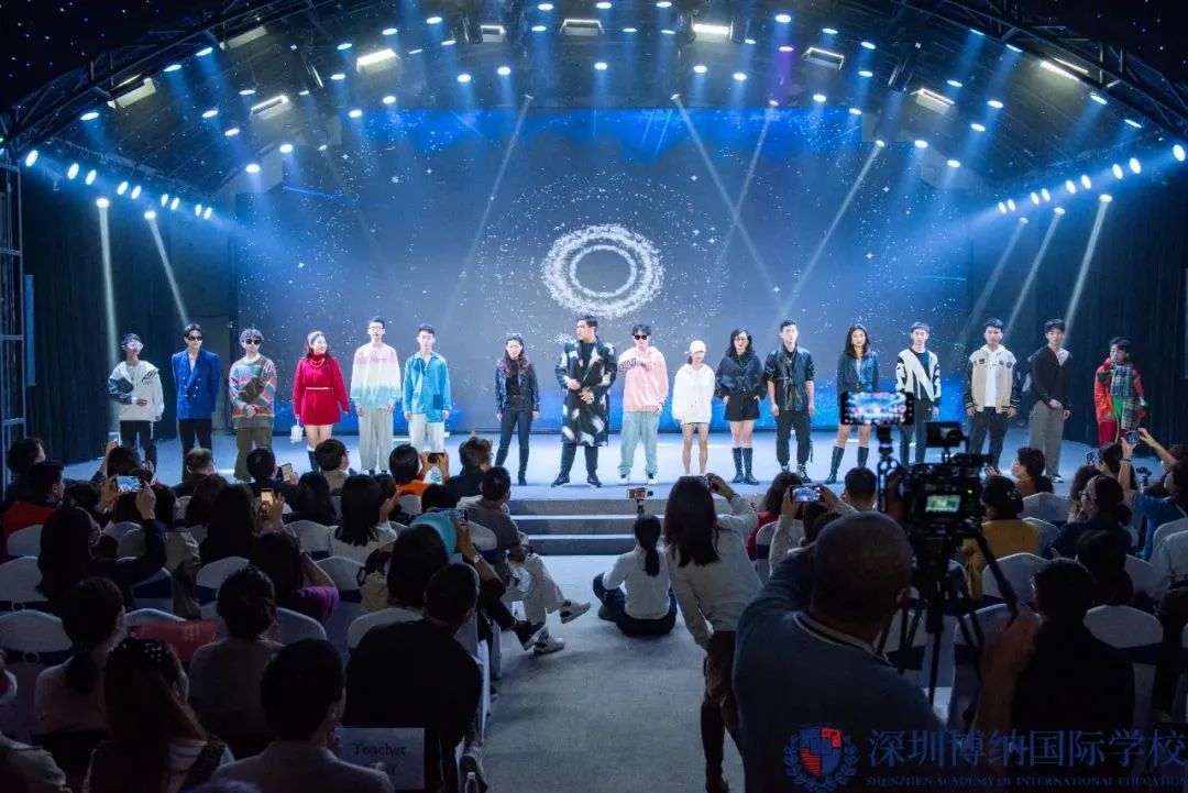 哇！这些学校的圣诞节也太“卷”了！圣诞老人、无人机都来了