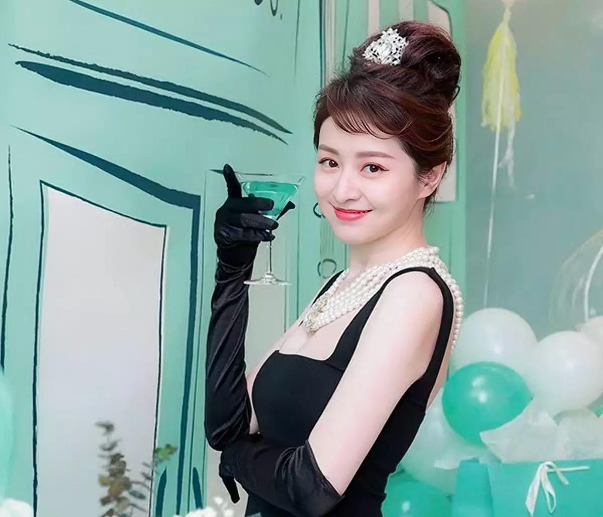 甜心港姐与富商丈夫结婚13周年！遭调侃父女恋，被曝准备生第四胎