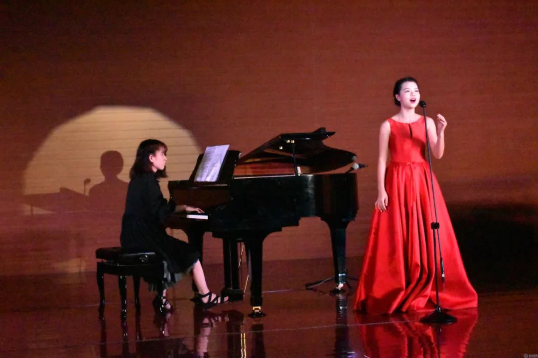 钢琴老师月薪,钢琴老师工资2000少吗