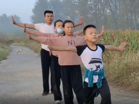 江苏80后爸爸带三个孩子练武术,父亲带三个孩子练武术基本功