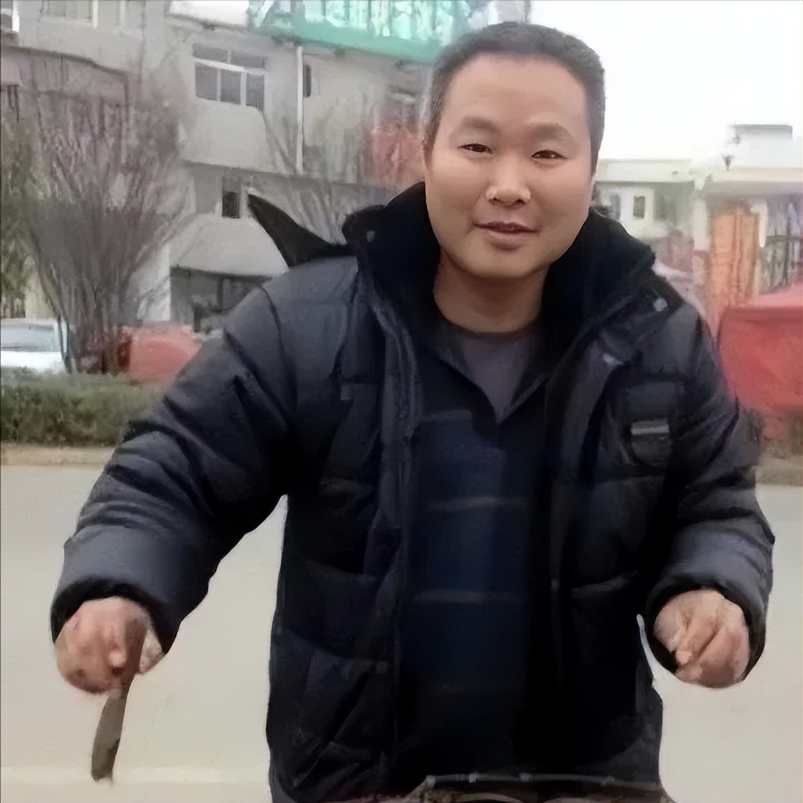 湘潭大学女教授和校门口摆摊的丈夫，女教授：他都是为了我