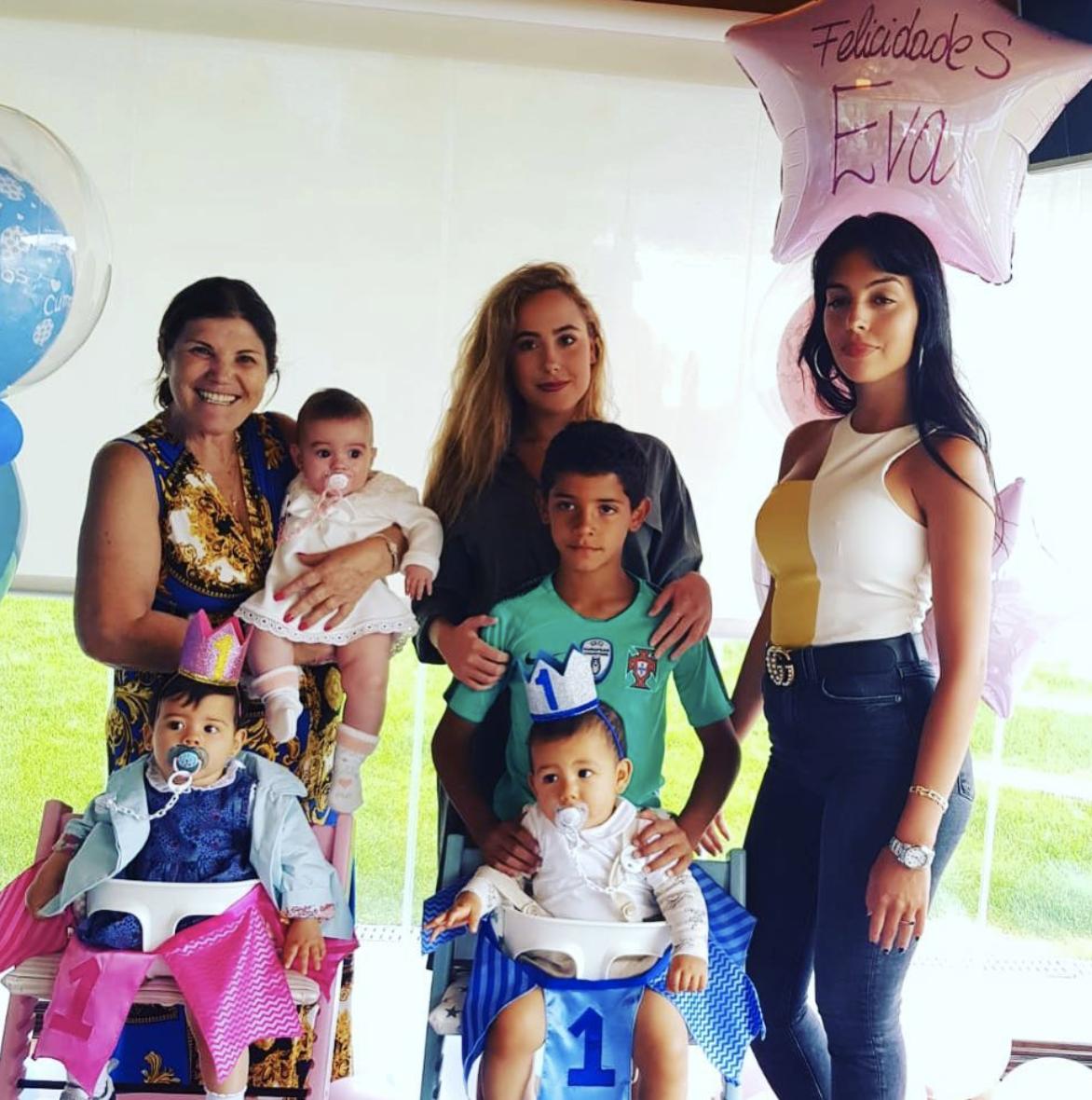 乔治娜晒c罗亲吻她脸颊照,乔治娜晒与c罗合照一生挚爱