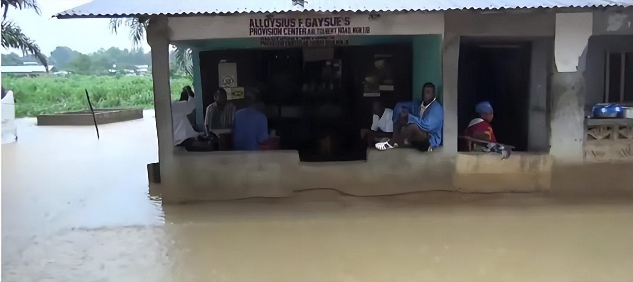 这个国家抄美国“作业”,如今穷到买拖鞋都得分期，雨天全国瘫痪