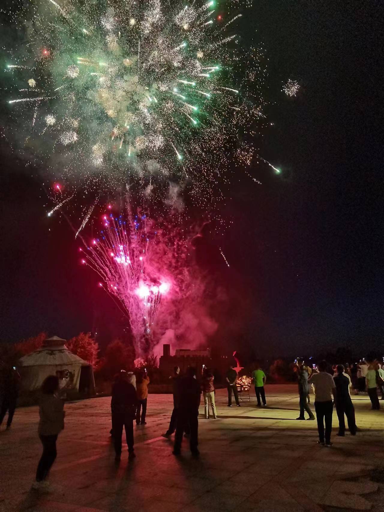 火光燃起了希望,篝火燃起