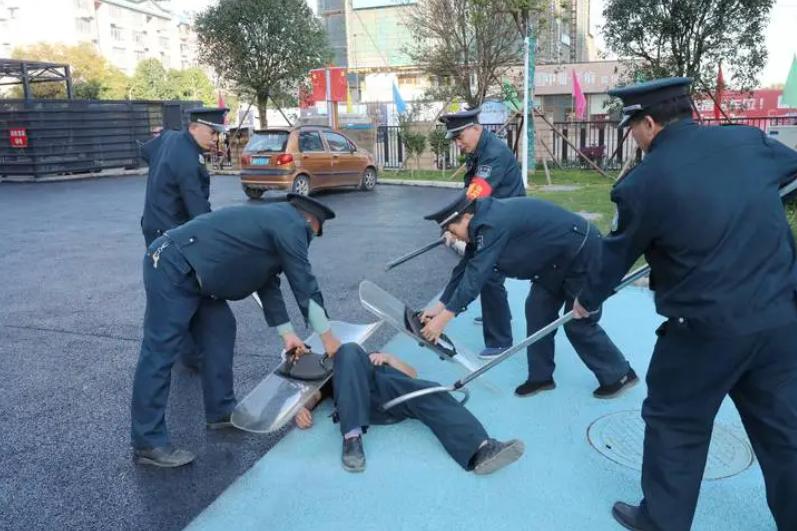 “别杀我,你想干什么都行”,云南男子强奸嫂子出狱后,当街报复