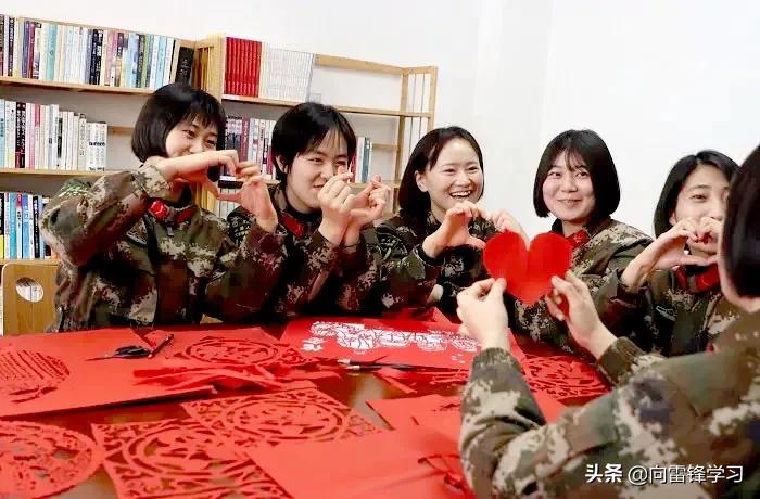 二十三糖瓜粘小年歌谣文案,二十三糖瓜粘小年歌谣是几年级的