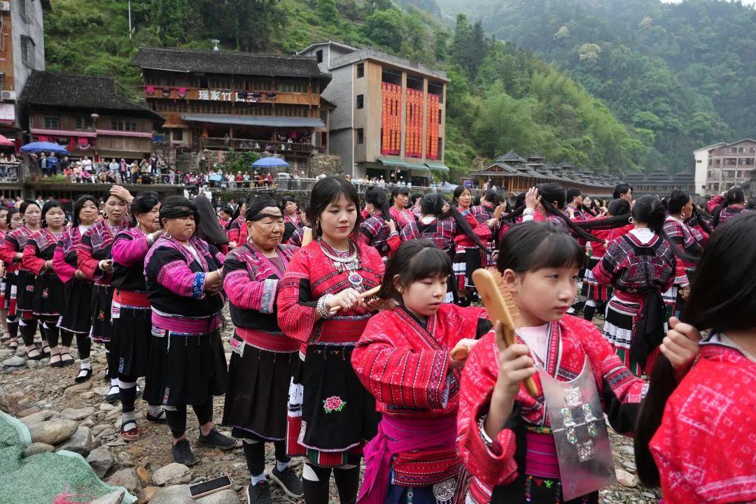 中国长发村女人剪长发视频,吉尼斯纪录长发女孩