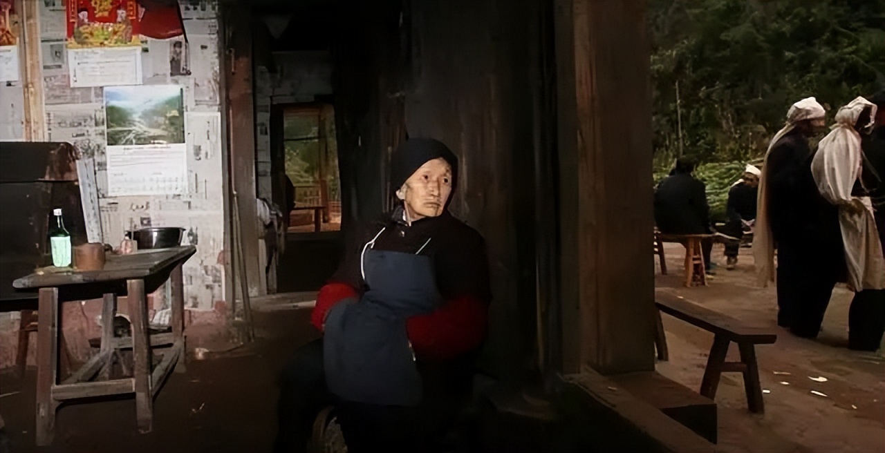 19岁小伙带29岁女子隐居50年,19岁男子与29岁女子上山隐居