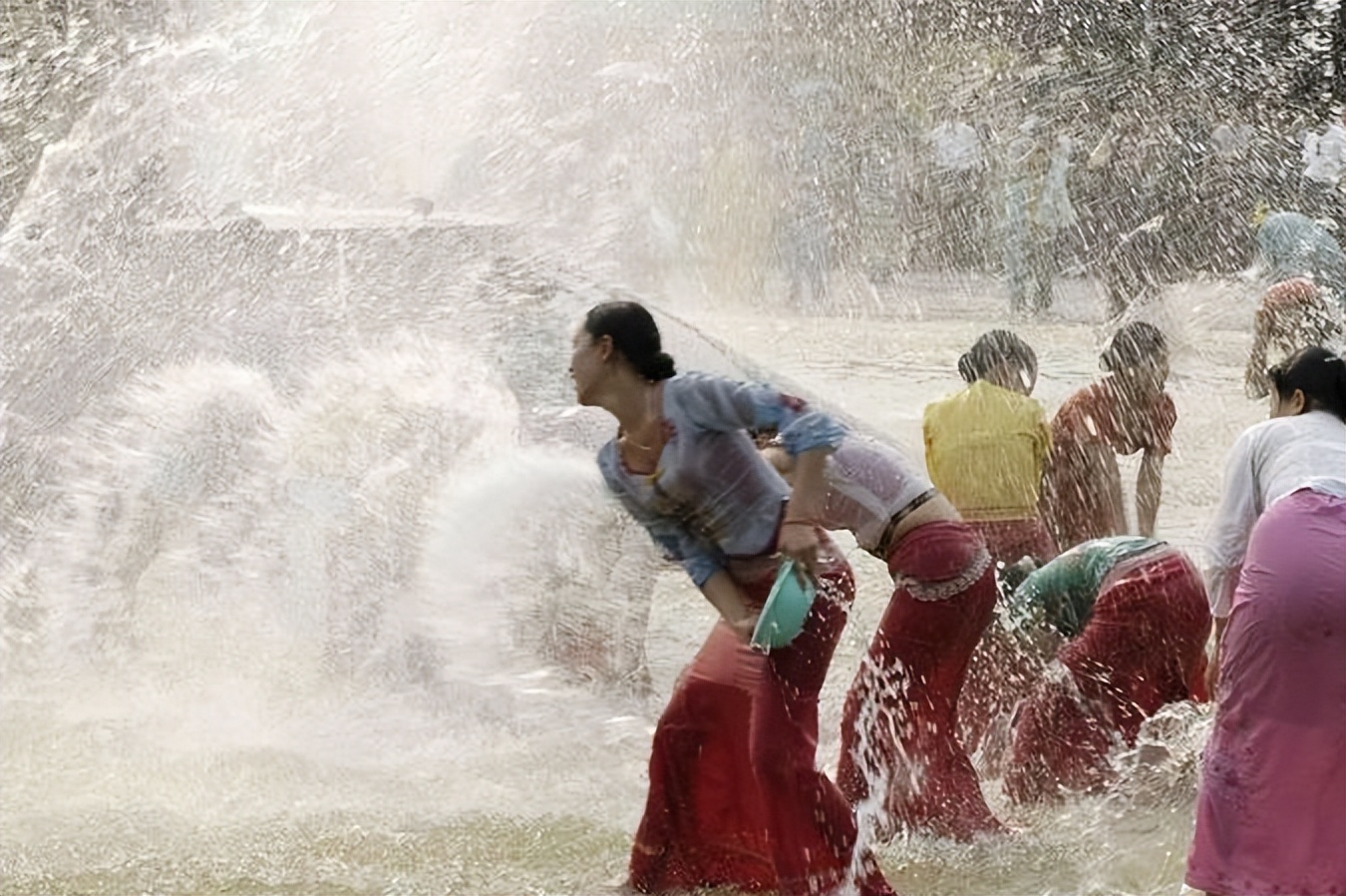 云南西双版纳傣族泼水节一览表,西双版纳一年一度的傣族泼水节