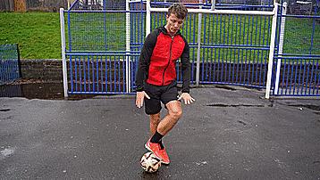 地面花式足球,花式足球技巧之地面舞蹈