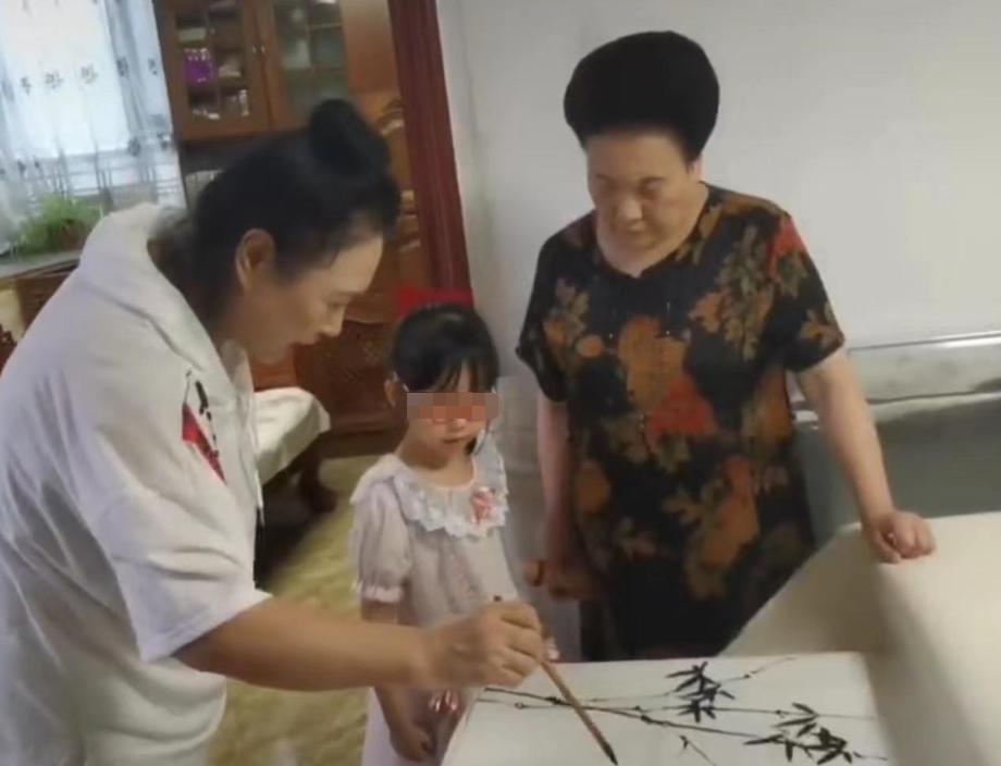 米粒被老师曝光正脸，遭网友谩骂长太丑，老师见状二度晒照很得意