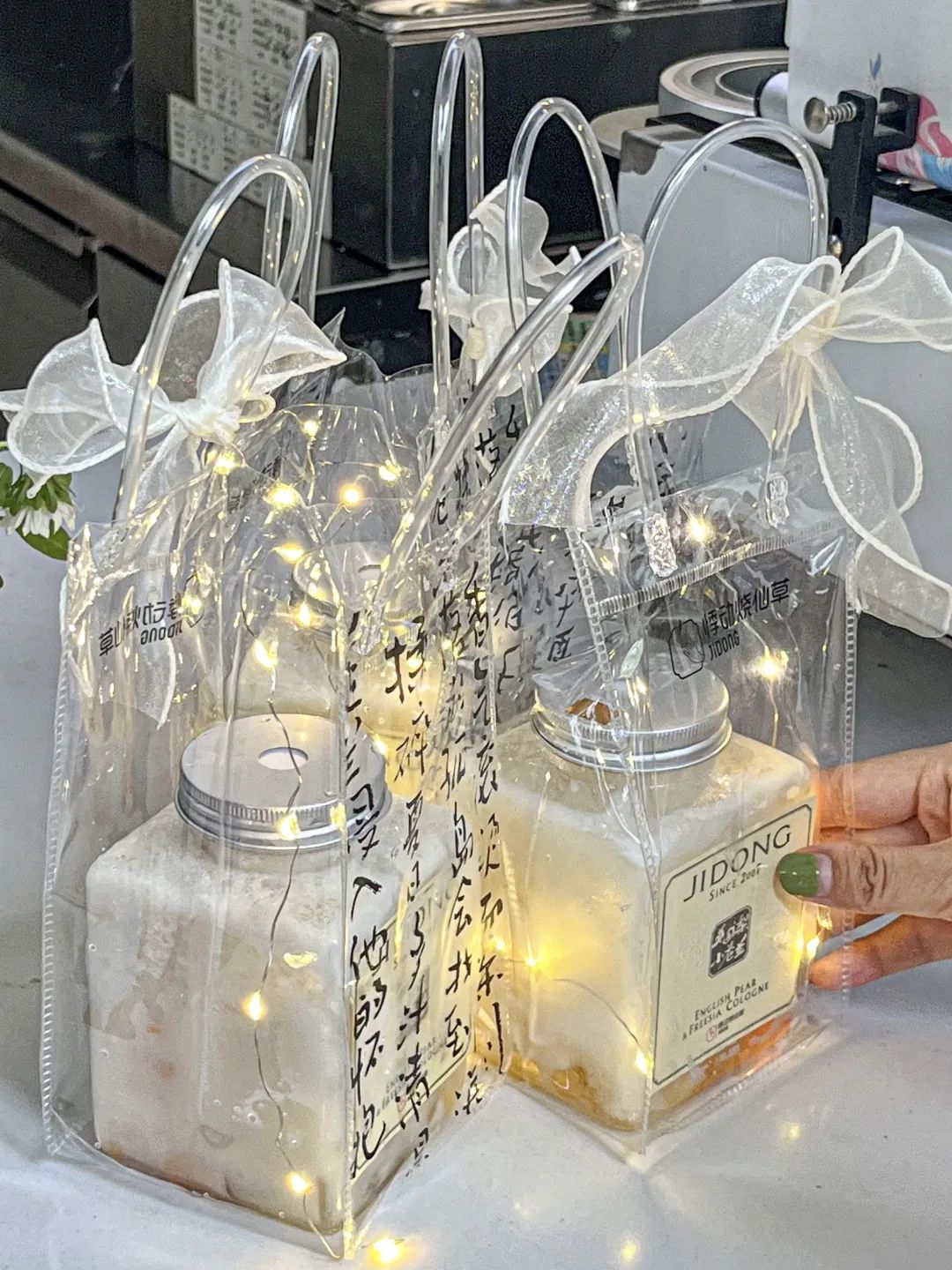 2天卖出50万杯会发光的“小苍兰香水茶”火爆抖音又一秋季爆款？