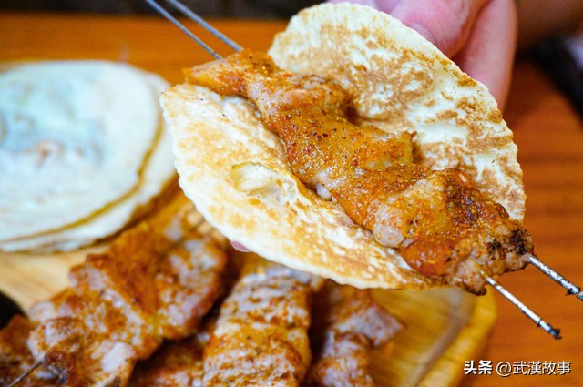 现在开淄博烧烤店来得及吗,淄博烧烤店服务员一个月收入多少