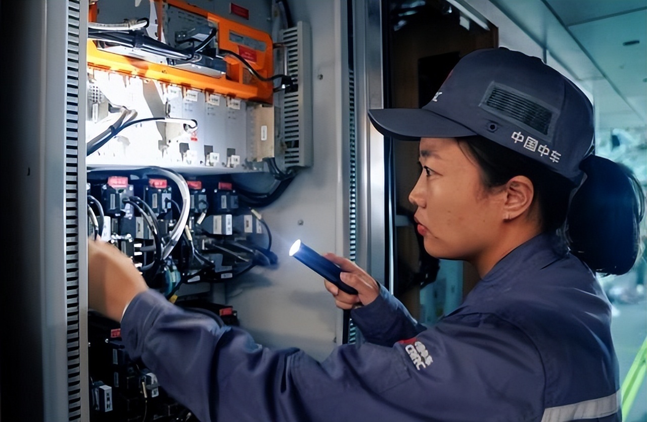 350时速高铁如何一直供电,高铁高速运行时是如何实现供电的