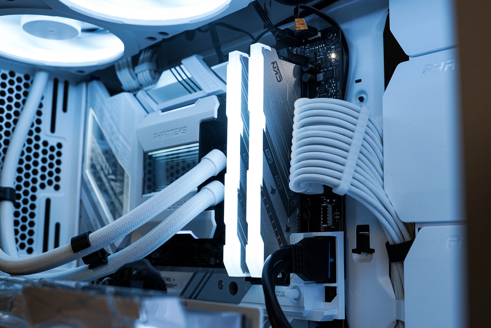 豪砸3万预算工作机，12900K+RTX3090Ti+32GCVNDDR5顶配纯白装机