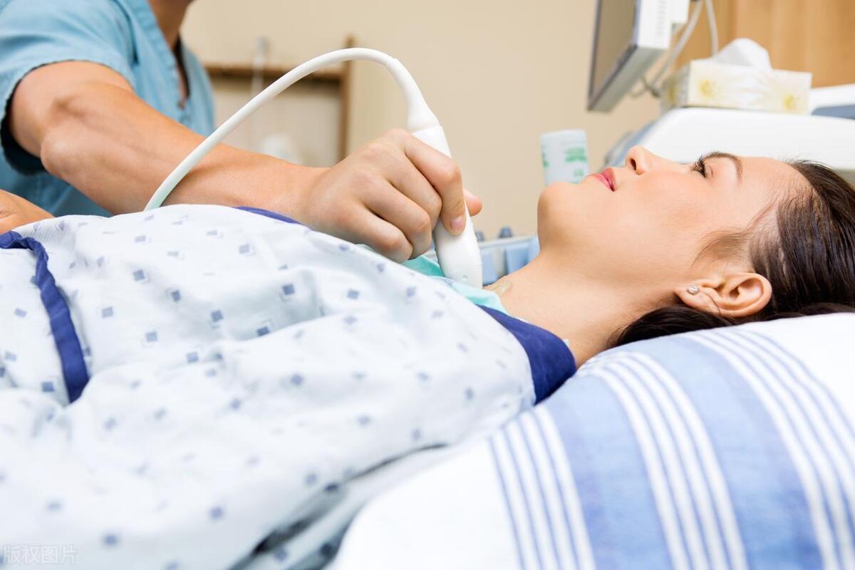 提醒：喉咙若有这3种症状，不是“咽炎”，可能是甲状腺癌上身