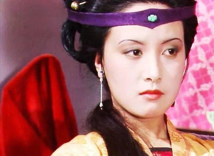 王夫人教训王熙凤,王夫人听信谗言命凤姐抄检大观园