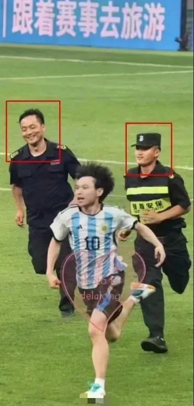 球迷冲进赛场拥抱梅西,球迷冲进球场膜拜梅西完整视频