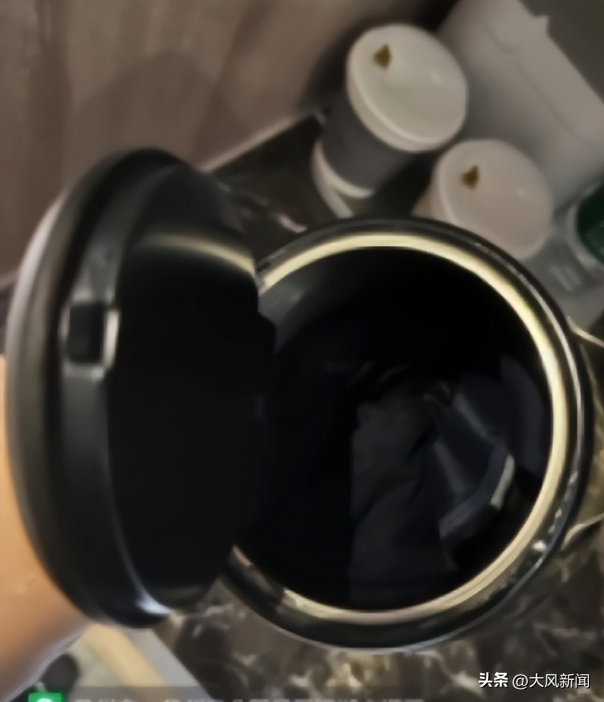 住客称洗澡发现花洒疑有粪便,住客称酒店床下现尸体酒店辟谣