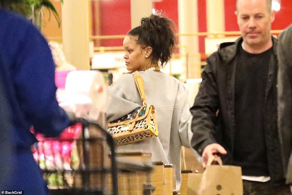 蕾哈娜挺孕肚现身奥斯卡红毯 (蕾哈娜孕肚新照)