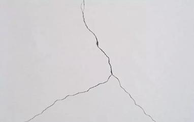 衣柜和墙面接缝处开裂怎么补救,墙面起皮起鼓开裂是什么原因引起