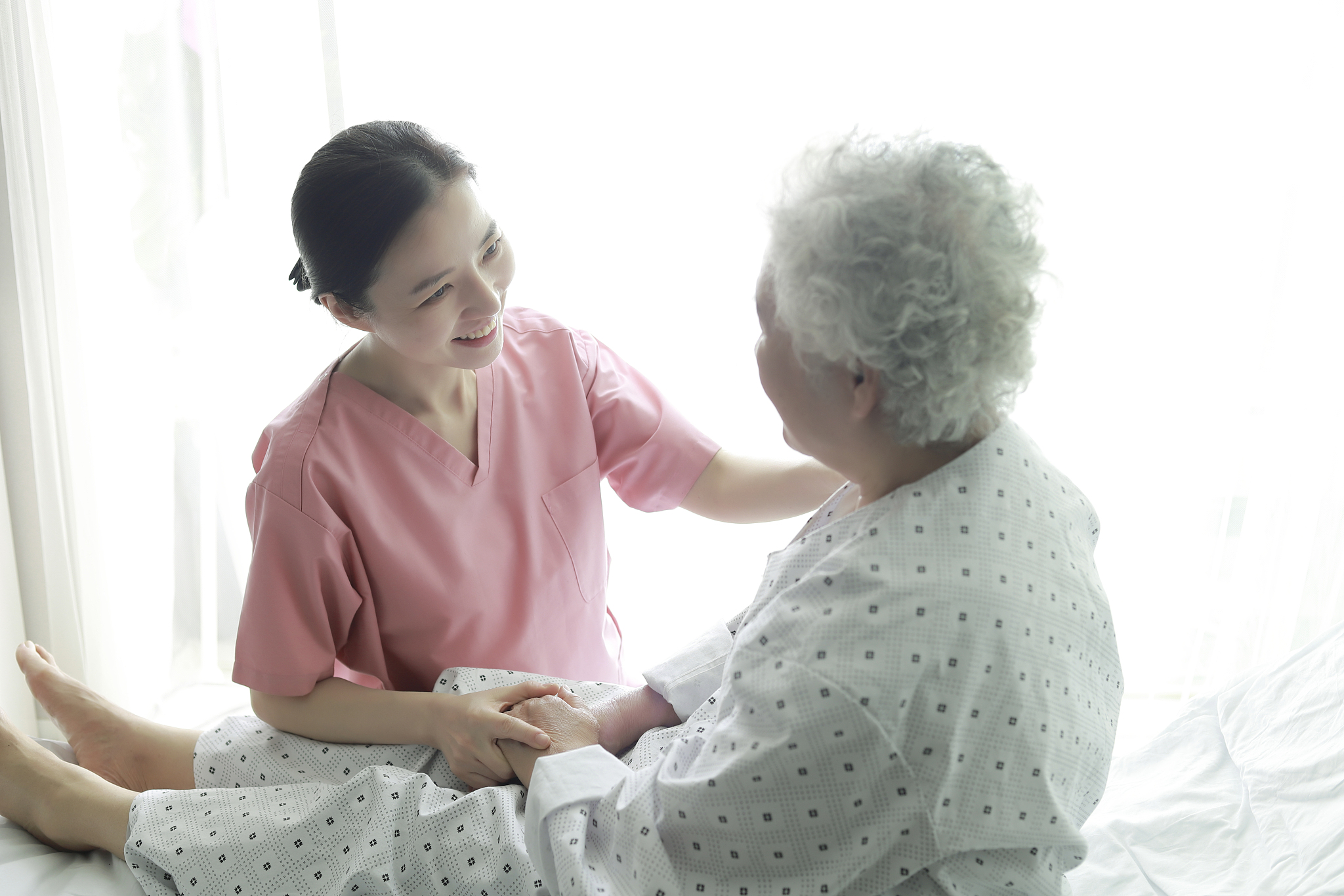 24小时护工照顾小孩,24小时照顾瘫痪老人护工